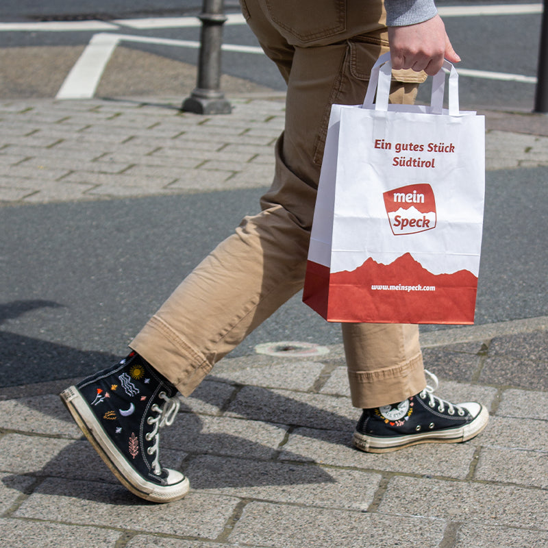 Weiße Papiertragetasche mit Druck in der Größe 26x17x27cm